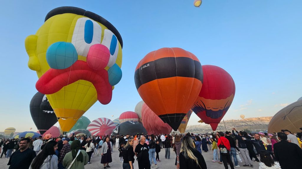 hot air balloon. hot air balloon BalonFest Cappadocia. hot air balloon turkey. slawn hot air balloon. special shape hot air balloon. custom character hot air balloon. hot air balloon event. hot air balloon festival. slawn hot air balloon turkey.